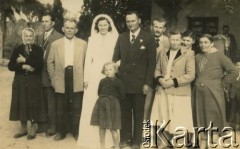 Lata 50., okolice Coronel du Graty, prowincja Chaco, Argentyna. 
Ślub Antoniny Oszust i Bronisława Kramarza. Wśród gości Andrzej Oszust, Seweryn Oszust, Sylwia Oszust.
Fot. NN, zbiory Marii Oszust i Wieńczysława Boczarów, reprodukcje cyfrowe w Bibliotece Polskiej im. Ignacego Domeyki w Buenos Aires (Biblioteca Polaca Ignacio Domeyko) i w Ośrodku KARTA w Warszawie.
