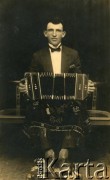 Brak daty, Buenos Aires.
Polak z akordeonem.
Fot. NN, zbiory Marii Oszust i Wieńczysława Boczarów, reprodukcje cyfrowe w Bibliotece Polskiej im. Ignacego Domeyki w Buenos Aires (Biblioteca Polaca Ignacio Domeyko) i w Ośrodku KARTA w Warszawie.