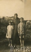 Brak daty, okolice Coronel du Graty, prowincja Chaco, Argentyna.
Anastazja Rój z dziećmi.
Fot. NN, zbiory Marii Oszust i Wieńczysława Boczarów, reprodukcje cyfrowe w Bibliotece Polskiej im. Ignacego Domeyki w Buenos Aires (Biblioteca Polaca Ignacio Domeyko) i w Ośrodku KARTA w Warszawie.