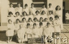 1955, Villa Angela, prowincja Chaco, Argentyna.
Klasa Czesławy Oszust (stoi 1. z prawej),
Fot. NN, zbiory Marii Oszust i Wieńczysława Boczarów, reprodukcje cyfrowe w Bibliotece Polskiej im. Ignacego Domeyki w Buenos Aires (Biblioteca Polaca Ignacio Domeyko) i w Ośrodku KARTA w Warszawie.
