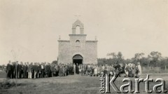 Brak daty, Pampa Juanita, prowincja Chaco, Argentyna.
Polacy przy zbudowanym przez siebie kościele pw Matki Boskiej Częstochowskiej.
Fot. NN, zbiory Marii Kramarz, reprodukcje cyfrowe w Bibliotece Polskiej im. Ignacego Domeyki w Buenos Aires (Biblioteca Polaca Ignacio Domeyko) i w Ośrodku KARTA w Warszawie.