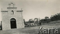 Brak daty, Pampa Juanita, prowincja Chaco, Argentyna.
Procesja przy zbudowanym przez Polaków kościele pw Matki Boskiej Częstochowskiej.
Fot. NN, zbiory Marii Kramarz, reprodukcje cyfrowe w Bibliotece Polskiej im. Ignacego Domeyki w Buenos Aires (Biblioteca Polaca Ignacio Domeyko) i w Ośrodku KARTA w Warszawie.