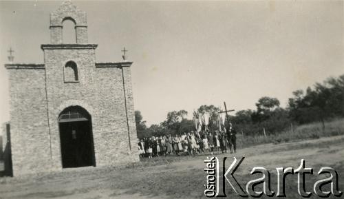 Brak daty, Pampa Juanita, prowincja Chaco, Argentyna.
Procesja przy zbudowanym przez Polaków kościele pw Matki Boskiej Częstochowskiej.
Fot. NN, zbiory Marii Kramarz, reprodukcje cyfrowe w Bibliotece Polskiej im. Ignacego Domeyki w Buenos Aires (Biblioteca Polaca Ignacio Domeyko) i w Ośrodku KARTA w Warszawie.