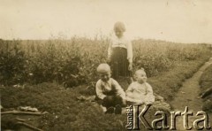 Lata 50., okolice Coronel du Graty, prowincja Chaco, Argentyna.
Rodzeństwo Czesława, Helena, Wieńczysław Boczar.
Fot. NN, zbiory Marii Oszust i Wieńczysława Boczarów, reprodukcje cyfrowe w Bibliotece Polskiej im. Ignacego Domeyki w Buenos Aires (Biblioteca Polaca Ignacio Domeyko) i w Ośrodku KARTA w Warszawie.