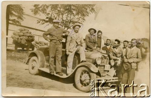 Lata 40., okolice Pampa del Infierno, prowincja Chaco, Argentyna.
Emigranci z Polski - Władysław Herbut (4. z lewej), Józef Herbut (5. z lewej), Piotr Ryczakowski (3. z prawej), p. Medeński (1. z lewej), Edward Kuryłowicz (2. z prawej).
Fot. NN, zbiory Marii Oszust i Wieńczysława Boczarów, reprodukcje cyfrowe w Bibliotece Polskiej im. Ignacego Domeyki w Buenos Aires (Biblioteca Polaca Ignacio Domeyko) i w Ośrodku KARTA w Warszawie.