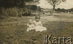 Lata 50., okolice Coronel du Graty, prowincja Chaco, Argentyna. 
Marysia i Józef Boczarowie.
Fot. NN, zbiory Marii Oszust i Wieńczysława Boczarów, reprodukcje cyfrowe w Bibliotece Polskiej im. Ignacego Domeyki w Buenos Aires (Biblioteca Polaca Ignacio Domeyko) i w Ośrodku KARTA w Warszawie.