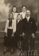 Lata 50., prowincja Chaco, Argentyna.
Rodzina Królów - małżeństwo Ignacy i Anastazja z córkami Zofią i Katarzyną i synem Bronisławem.
Fot. NN, zbiory Marii Oszust i Wieńczysława Boczarów, reprodukcje cyfrowe w Bibliotece Polskiej im. Ignacego Domeyki w Buenos Aires (Biblioteca Polaca Ignacio Domeyko) i w Ośrodku KARTA w Warszawie.