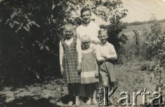 Lata 60., okolice Coronel du Graty, prowincja Chaco, Argentyna.
Ksiądz Kazimierz Prończuk z dziećmi Wieńczyławem, Heleną i Czesławą Boczar.
Fot. NN, zbiory Marii Oszust i Wieńczysława Boczarów, reprodukcje cyfrowe w Bibliotece Polskiej im. Ignacego Domeyki w Buenos Aires (Biblioteca Polaca Ignacio Domeyko) i w Ośrodku KARTA w Warszawie.