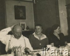 Brak daty, Stany Zjednoczone.
Ludwik Herbut z rodziną. 
Fot. NN, zbiory Marii Oszust i Wieńczysława Boczarów, reprodukcje cyfrowe w Bibliotece Polskiej im. Ignacego Domeyki w Buenos Aires (Biblioteca Polaca Ignacio Domeyko) i w Ośrodku KARTA w Warszawie.
