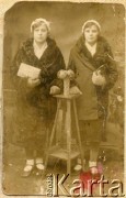 Lata 30., Polska.
Leontyna Kuczała (z prawej, matka Eleny Gurniak) z ciotką.
Fot. NN, Eleny Gurniak, reprodukcje cyfrowe w Bibliotece Polskiej im. Ignacego Domeyki w Buenos Aires (Biblioteca Polaca Ignacio Domeyko) i w Ośrodku KARTA w Warszawie.