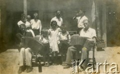 Lata 50., Lote 11, okolice Villa Angela, prowincja Chaco, Argentyna.
Leontyna Kuczała z mężem p. Gurniakiem, Elena Gurniak, Eugeniusz Kuczała, Albert Kuczała.
Fot. NN, Eleny Gurniak, reprodukcje cyfrowe w Bibliotece Polskiej im. Ignacego Domeyki w Buenos Aires (Biblioteca Polaca Ignacio Domeyko) i w Ośrodku KARTA w Warszawie.