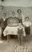 Lata 50., okolice Villa Angela, prowincja Chaco, Argentyna.
Elena Gurniak z braćmi Edwardem, Mieczysławem, Tadeuszem i Mario. Między dziećmi portret dziadków z Polski.
Fot. NN, Eleny Gurniak, reprodukcje cyfrowe w Bibliotece Polskiej im. Ignacego Domeyki w Buenos Aires (Biblioteca Polaca Ignacio Domeyko) i w Ośrodku KARTA w Warszawie.
