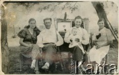 Lata 50., okolice Villa Angela, prowincja Chaco, Argentyna.
Chrzest Eleny Gurniak. Rodzice Leontyna z mężem; chrzestni p. Malawski i p. Żuk.
Fot. NN, Eleny Gurniak, reprodukcje cyfrowe w Bibliotece Polskiej im. Ignacego Domeyki w Buenos Aires (Biblioteca Polaca Ignacio Domeyko) i w Ośrodku KARTA w Warszawie.