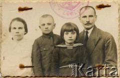 Lata 30., Polska.
Zdjęcie paszportowej rodziny Bakun - 1. od prawej Jan Bakun, 2. od prawej Janina Bakun.
Fot. NN, Janina Bakun, reprodukcje cyfrowe w Bibliotece Polskiej im. Ignacego Domeyki w Buenos Aires (Biblioteca Polaca Ignacio Domeyko) i w Ośrodku KARTA w Warszawie.