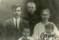 Lata 30., Argentyna.
Rodzina Zielińskich - dzieci Władysław, Józef, Maria.
Fot. NN, zbiory Adeli, Rozalii i Aleksandra Ziembińskich, reprodukcje cyfrowe w Bibliotece Polskiej im. Ignacego Domeyki w Buenos Aires (Biblioteca Polaca Ignacio Domeyko) i w Ośrodku KARTA w Warszawie.