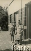 Lata 60., Argentyna. 
Weronika i Teresa (z lalką) Ziembickie.
Fot. NN, zbiory Adeli, Rozalii i Aleksandra Ziembińskich, reprodukcje cyfrowe w Bibliotece Polskiej im. Ignacego Domeyki w Buenos Aires (Biblioteca Polaca Ignacio Domeyko) i w Ośrodku KARTA w Warszawie.
