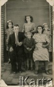 Lata 50., Argentyna. 
Rodzina Ziembickich. 
Fot. NN, zbiory Adeli, Rozalii i Aleksandra Ziembińskich, reprodukcje cyfrowe w Bibliotece Polskiej im. Ignacego Domeyki w Buenos Aires (Biblioteca Polaca Ignacio Domeyko) i w Ośrodku KARTA w Warszawie.