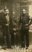 Lata 20., Polska. 
Roman Ziembiński z nieznanym mężczyzną. Zdjęcie z archiwum rodzinnego polskich emigrantów mieszkających w argentyńskiej prowincji Chaco. 
Fot. NN, zbiory Adeli, Rozalii i Aleksandra Ziembińskich, reprodukcje cyfrowe w Bibliotece Polskiej im. Ignacego Domeyki w Buenos Aires (Biblioteca Polaca Ignacio Domeyko) i w Ośrodku KARTA w Warszawie.