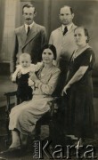 Lata 40., Saentz Pena, Argentyna.
Anna Buczkowska (z lewej) z mężem i nieznanymi osobami. 
Fot. NN, zbiory Adeli, Rozalii i Aleksandra Ziembińskich, reprodukcje cyfrowe w Bibliotece Polskiej im. Ignacego Domeyki w Buenos Aires (Biblioteca Polaca Ignacio Domeyko) i w Ośrodku KARTA w Warszawie.
