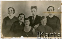 Lata 20.-30., Polska.
Rodzina Buczkowskich, część z nich wyemigrowała do Argentyny.
Fot. NN, zbiory Adeli, Rozalii i Aleksandra Ziembińskich, reprodukcje cyfrowe w Bibliotece Polskiej im. Ignacego Domeyki w Buenos Aires (Biblioteca Polaca Ignacio Domeyko) i w Ośrodku KARTA w Warszawie.