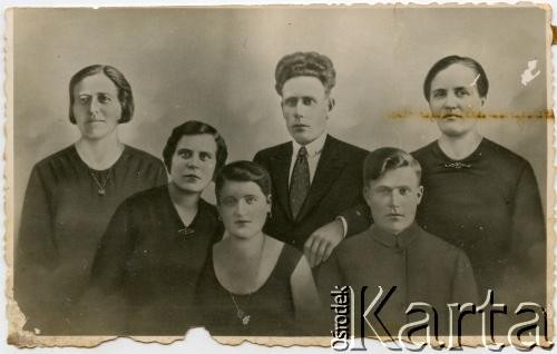 Lata 20.-30., Polska.
Rodzina Buczkowskich, część z nich wyemigrowała do Argentyny.
Fot. NN, zbiory Adeli, Rozalii i Aleksandra Ziembińskich, reprodukcje cyfrowe w Bibliotece Polskiej im. Ignacego Domeyki w Buenos Aires (Biblioteca Polaca Ignacio Domeyko) i w Ośrodku KARTA w Warszawie.