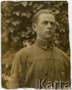 Brak daty, brak miejsca.
Nieznany mężczyzna. Zdjęcie z rodzinnego archiwum polskich emigrantów w Chaco. 
Fot. NN, zbiory Adeli, Rozalii i Aleksandra Ziembińskich, reprodukcje cyfrowe w Bibliotece Polskiej im. Ignacego Domeyki w Buenos Aires (Biblioteca Polaca Ignacio Domeyko) i w Ośrodku KARTA w Warszawie.
