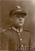 Brak daty, Polska. 
Dowódca 2. Kompanii CKM Pułku Strzelców Konnych. Zdjęcie z rodzinnego archiwum polskich emigrantów z argentyńskiego Chaco. 
Fot. NN, zbiory Adeli, Rozalii i Aleksandra Ziembińskich, reprodukcje cyfrowe w Bibliotece Polskiej im. Ignacego Domeyki w Buenos Aires (Biblioteca Polaca Ignacio Domeyko) i w Ośrodku KARTA w Warszawie.