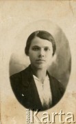 Brak daty, brak miejsca.
Nieznana kobieta. Zdjęcie z rodzinnego archiwum polskich emigrantów w argentyńskiej prowincji Chaco. 
Fot. NN, zbiory Adeli, Rozalii i Aleksandra Ziembińskich, reprodukcje cyfrowe w Bibliotece Polskiej im. Ignacego Domeyki w Buenos Aires (Biblioteca Polaca Ignacio Domeyko) i w Ośrodku KARTA w Warszawie.