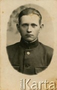 Brak daty, brak miejsca.
Nieznany mężczyzna. Zdjęcie z rodzinnego archiwum polskich emigrantów w argentyńskiej prowincji Chaco. 
Fot. NN, zbiory Adeli, Rozalii i Aleksandra Ziembińskich, reprodukcje cyfrowe w Bibliotece Polskiej im. Ignacego Domeyki w Buenos Aires (Biblioteca Polaca Ignacio Domeyko) i w Ośrodku KARTA w Warszawie.