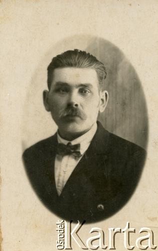 Brak daty, brak miejsca.
Nieznany mężczyzna. Zdjęcie z rodzinnego archiwum polskich emigrantów w argentyńskiej prowincji Chaco. 
Fot. NN, zbiory Adeli, Rozalii i Aleksandra Ziembińskich, reprodukcje cyfrowe w Bibliotece Polskiej im. Ignacego Domeyki w Buenos Aires (Biblioteca Polaca Ignacio Domeyko) i w Ośrodku KARTA w Warszawie.