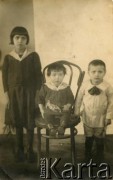 Brak daty, brak miejsca.
Nieznane dzieci. Zdjęcie z rodzinnego archiwum polskich emigrantów w argentyńskiej prowincji Chaco. 
Fot. NN, zbiory Adeli, Rozalii i Aleksandra Ziembińskich, reprodukcje cyfrowe w Bibliotece Polskiej im. Ignacego Domeyki w Buenos Aires (Biblioteca Polaca Ignacio Domeyko) i w Ośrodku KARTA w Warszawie.