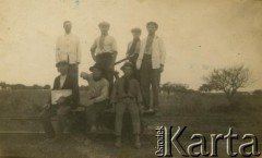 Lata 30., prowincja Entrerios, Argentyna.
Juljan Kołodziej z kolegami na derezynie. W tym czasie pracował jako robotnik na kolei. 
Fot. NN, udostępnił Alfredo Kołodziej, reprodukcje cyfrowe w Bibliotece Polskiej im. Ignacego Domeyki w Buenos Aires (Biblioteca Polaca Ignacio Domeyko) i w Ośrodku KARTA w Warszawie.