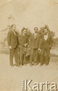 Lata 30., prowincja Salta lub Entrerios, Argentyna.
Emigranci z Polski - Juljan Kołodziej (1. z lewej) z kolegami. 
Fot. NN, udostępnił Alfredo Kołodziej, reprodukcje cyfrowe w Bibliotece Polskiej im. Ignacego Domeyki w Buenos Aires (Biblioteca Polaca Ignacio Domeyko) i w Ośrodku KARTA w Warszawie.