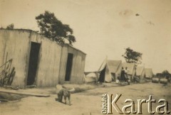 1930-1931, prowincja Entrerios, Argentyna.
Obóz pracowników kolei (quadrillas). 
Fot. NN, udostępnił Alfredo Kołodziej, reprodukcje cyfrowe w Bibliotece Polskiej im. Ignacego Domeyki w Buenos Aires (Biblioteca Polaca Ignacio Domeyko) i w Ośrodku KARTA w Warszawie.