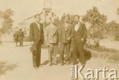 Lata 30., prowincja Salta lub Entrerios, Argentyna.
Emigranci z Polski - Juljan Kołodziej (1. z lewej) z kolegami z Polski. 
Fot. NN, udostępnił Alfredo Kołodziej, reprodukcje cyfrowe w Bibliotece Polskiej im. Ignacego Domeyki w Buenos Aires (Biblioteca Polaca Ignacio Domeyko) i w Ośrodku KARTA w Warszawie.