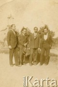 Lata 30., prowincja Salta lub Entrerios, Argentyna.
Emigranci z Polski - Juljan Kołodziej (1. z lewej) z kolegami. 
Fot. NN, udostępnił Alfredo Kołodziej, reprodukcje cyfrowe w Bibliotece Polskiej im. Ignacego Domeyki w Buenos Aires (Biblioteca Polaca Ignacio Domeyko) i w Ośrodku KARTA w Warszawie.