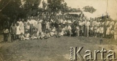 1945-1946, Resistencia, prowincja Chaco, Argentyna.
Juljan Kołodziej z żoną i synem Alfredo (zaznaczeni strzałkami) i grupą nieznanych osób.
Fot. NN, udostępnił Alfredo Kołodziej, reprodukcje cyfrowe w Bibliotece Polskiej im. Ignacego Domeyki w Buenos Aires (Biblioteca Polaca Ignacio Domeyko) i w Ośrodku KARTA w Warszawie.