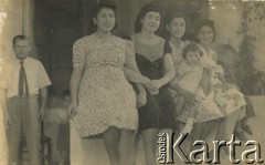 Lata 40., Resistencia, prowincja Chaco, Argentyna.
Juljan Kołodziej (z lewej) z żoną (siedzi z prawej) i nieznanymi osobami.
Fot. NN, udostępnił Alfredo Kołodziej, reprodukcje cyfrowe w Bibliotece Polskiej im. Ignacego Domeyki w Buenos Aires (Biblioteca Polaca Ignacio Domeyko) i w Ośrodku KARTA w Warszawie.