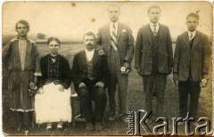 Lata 20., Polska.
Rodzice i rodzeństwo Juljana Kołodzieja (2. z prawej), który wyemigrował do Argentyny.
Fot. NN, udostępnił Alfredo Kołodziej, reprodukcje cyfrowe w Bibliotece Polskiej im. Ignacego Domeyki w Buenos Aires (Biblioteca Polaca Ignacio Domeyko) i w Ośrodku KARTA w Warszawie.