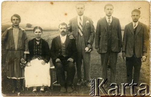 Lata 20., Polska.
Rodzice i rodzeństwo Juljana Kołodzieja (2. z prawej), który wyemigrował do Argentyny.
Fot. NN, udostępnił Alfredo Kołodziej, reprodukcje cyfrowe w Bibliotece Polskiej im. Ignacego Domeyki w Buenos Aires (Biblioteca Polaca Ignacio Domeyko) i w Ośrodku KARTA w Warszawie.