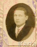 Lata 20., Polska.
Juljan Kołodziej, który w 1929 roku wyemigrował do Argentyny. Zdjęcie legitymacyjne z paszportu.
Fot. NN, udostępnił Alfredo Kołodziej, reprodukcje cyfrowe w Bibliotece Polskiej im. Ignacego Domeyki w Buenos Aires (Biblioteca Polaca Ignacio Domeyko) i w Ośrodku KARTA w Warszawie.