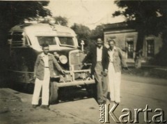 Ok. 1945, prowincja Chaco, Argentyna.
Pasażerowie autobusowej firmy przewozowej La Estrella, która została założona przez polskiego emigranta Franciszka Ptaka.
Fot. NN, zbiory rodziny Ptak, reprodukcje cyfrowe w Bibliotece Polskiej im. Ignacego Domeyki w Buenos Aires (Biblioteca Polaca Ignacio Domeyko) i w Ośrodku KARTA w Warszawie.