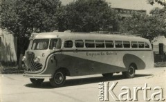 Lata 50.-60., Resistencia, prowincja Chaco, Polska.
Autobus marki volvo należący do firmy przewozowej La Estrella, która została założona przez polskiego emigranta Franciszka Ptaka.
Fot. NN, zbiory rodziny Ptak, reprodukcje cyfrowe w Bibliotece Polskiej im. Ignacego Domeyki w Buenos Aires (Biblioteca Polaca Ignacio Domeyko) i w Ośrodku KARTA w Warszawie.