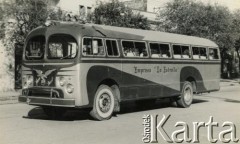 Lata 50.-60., Resistencia, prowincja Chaco, Polska.
Diamond 7 1957 - autobus firmy przewozowej La Estrella, która została założona przez polskiego emigranta Franciszka Ptaka.
Fot. NN, zbiory rodziny Ptak, reprodukcje cyfrowe w Bibliotece Polskiej im. Ignacego Domeyki w Buenos Aires (Biblioteca Polaca Ignacio Domeyko) i w Ośrodku KARTA w Warszawie.