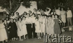 Ok. 1958, Tres Isletas, prowincja Chaco, Argentyna.
Wesele Pedro Kodnia i Weroniki Winiarskiej.
Fot. NN, Isidoro Wojtuń, reprodukcje cyfrowe w Bibliotece Polskiej im. Ignacego Domeyki w Buenos Aires (Biblioteca Polaca Ignacio Domeyko) i w Ośrodku KARTA w Warszawie.