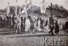 Lata 40., Pampa Bolsa, prowincja Chaco, Argentyna.
Rodziny polskie idą w procesji. Krzyż niesie p. Szkrabko.
Fot. NN, Isidoro Wojtuń, reprodukcje cyfrowe w Bibliotece Polskiej im. Ignacego Domeyki w Buenos Aires (Biblioteca Polaca Ignacio Domeyko) i w Ośrodku KARTA w Warszawie.