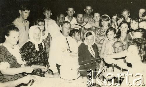 Lata 60., Coronel du Graty, prowincja Chaco, Argentyna
Złote gody małżeństwa Herbutów. Na zdjęciu Józef Herbut, Anastazja Herbut, p. Boczar, Izidoro Wojtuń (1. z lewej), Władysław Herbut, Hanna Wojtuń, Teresa Ryczakowski (z opaską), Józef Wojtuń, Stanisław Wojtuń.  
Fot. NN, Isidoro Wojtuń, reprodukcje cyfrowe w Bibliotece Polskiej im. Ignacego Domeyki w Buenos Aires (Biblioteca Polaca Ignacio Domeyko) i w Ośrodku KARTA w Warszawie.
