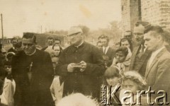 Brak daty, Coronel du Graty, prowincja Chaco, Argentyna.
Biskup Saenz Pena Italo Di Stefano i sędzia pokoju Jose Sombo wśród parafian polskiego pochodzenia. Nz. m.in. Mirta Ryczakowski, Hanna Malecka.
Fot. NN, Isidoro Wojtuń, reprodukcje cyfrowe w Bibliotece Polskiej im. Ignacego Domeyki w Buenos Aires (Biblioteca Polaca Ignacio Domeyko) i w Ośrodku KARTA w Warszawie.