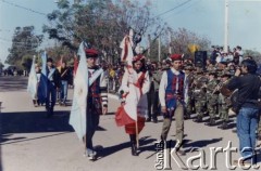 Lata 90. (?), prowincja Chaco, Argentyna
Święto narodowe Argentyny 25 maja (25 de Mayo). Natalia Malecki z flagą polską, Marcos Malecki z flagą argentyńską i Giziermo (?) Malecki.
Fot. NN, Isidoro Wojtuń, reprodukcje cyfrowe w Bibliotece Polskiej im. Ignacego Domeyki w Buenos Aires (Biblioteca Polaca Ignacio Domeyko) i w Ośrodku KARTA w Warszawie.