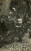 Ok. 1926, Dicomano, Włochy.
Silvia Valli, później Szymula. Wyszła za mąż za Stefana Szymulę, polskiego żołnierza, który stacjonował w czasie II wojny światowej w jej rodzinnym miasteczku Dicomano (Włochy). Po wojnie wyjechali do Argentyny. 
Fot. NN, zbiory Silvii Szymuli, reprodukcje cyfrowe w  Bibliotece Polskiej im. Ignacego Domeyki w Buenos Aires (Biblioteca Polaca Ignacio Domeyko) i w Ośrodku KARTA w Warszawie